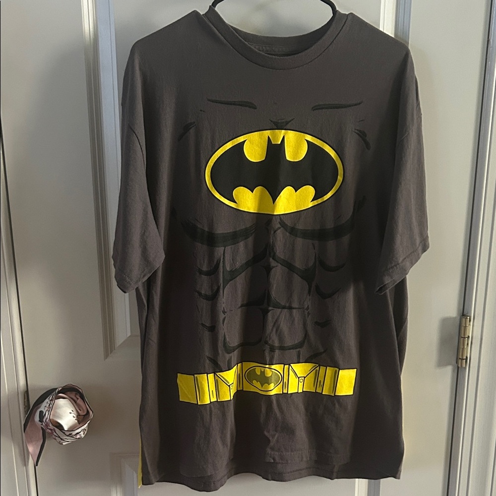 BATMAN Tshirt with Cape Mens XL - Picture 2 of 7